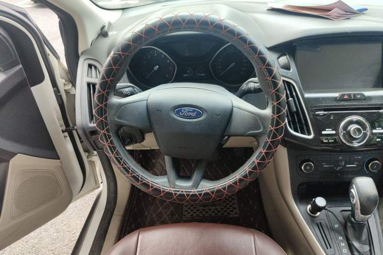 Used Ford Focus 2015 Sedan 1.6L Automatic Comfort Model Steering Wheel