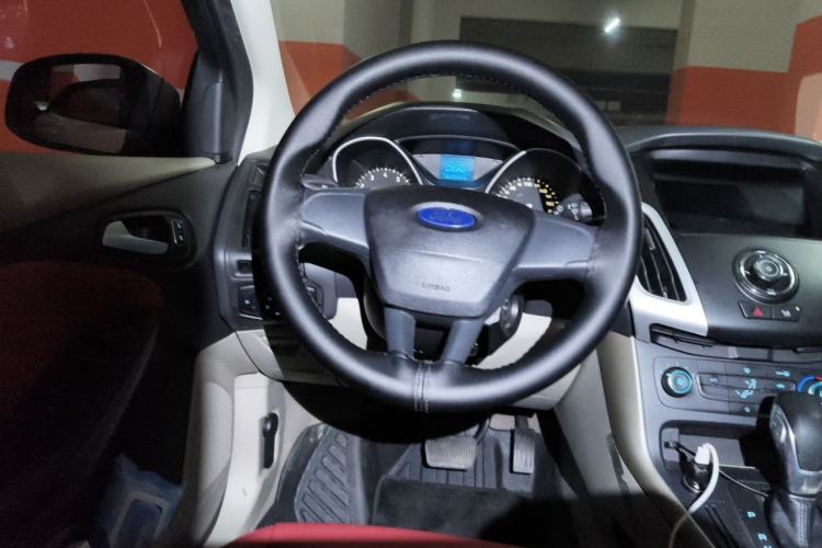 Used Ford Focus 2015 Sedan 1.6L Automatic Comfort Model Steering Wheel