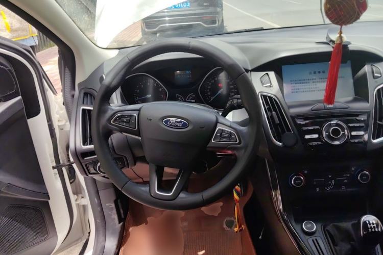 Used Ford Focus 2015 Hatchback EcoBoost 125 Manual – Ultra-Style Edition Steering Wheel