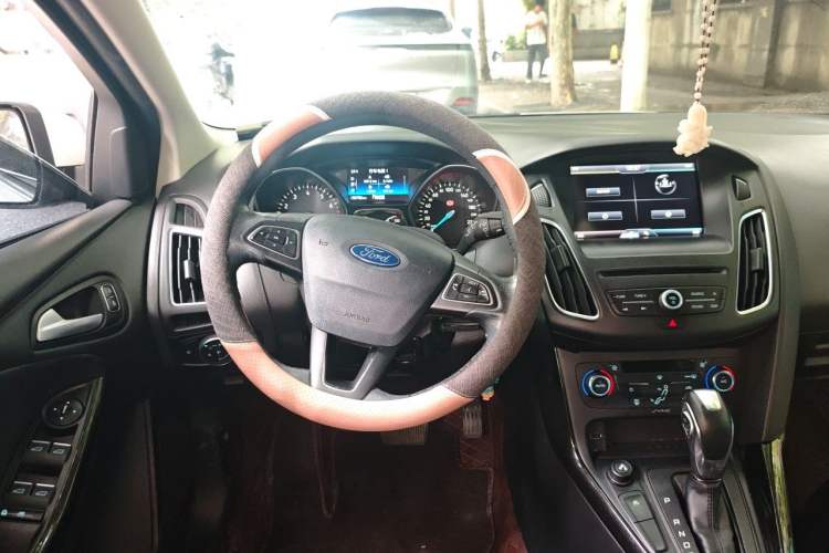 Used Ford Focus 2015 Hatchback EcoBoost 180 Automatic Elite Model Steering Wheel