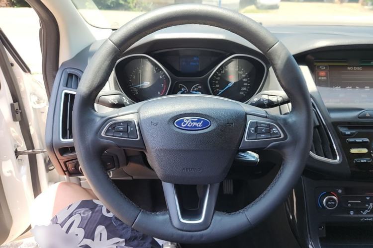 Used Ford Focus 2015 Sedan EcoBoost 125 Manual – Ultra-Style Edition Steering Wheel
