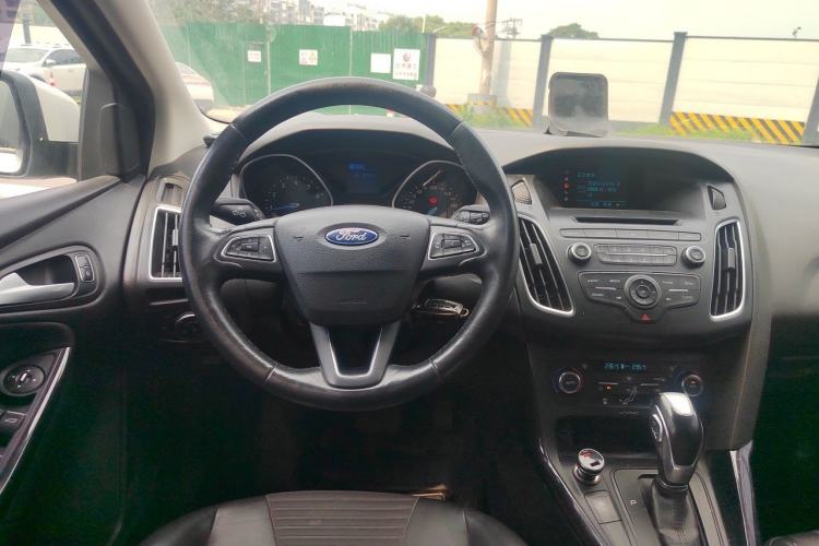 Used Ford Focus 2015 Hatchback EcoBoost 125 Automatic Supreme Style Edition Steering Wheel