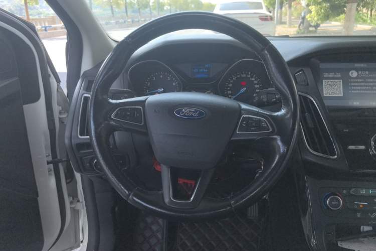 Used Ford Focus 2015 Sedan EcoBoost 125 Manual – Ultra-Style Edition Steering Wheel