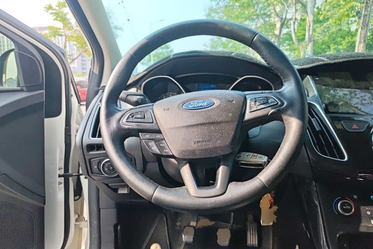 Used Ford Focus 2015 Sedan EcoBoost 125 Manual – Ultra-Style Edition Steering Wheel