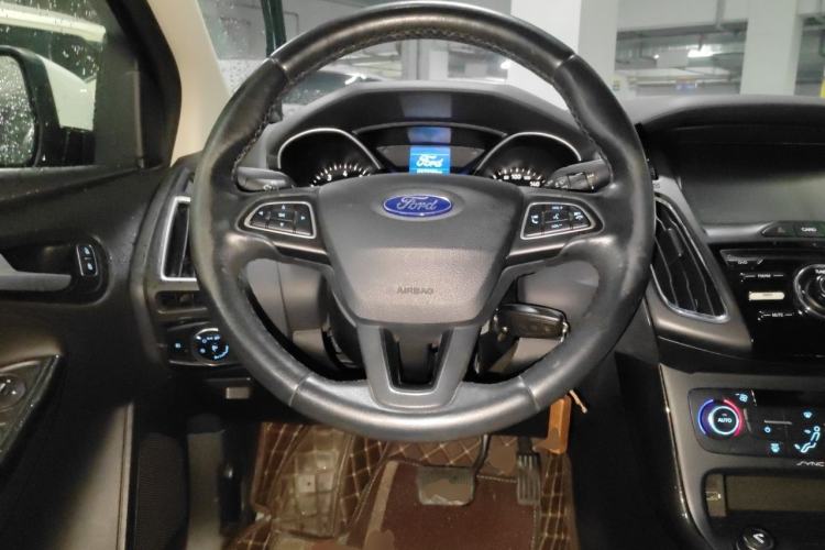 Used Ford Focus 2015 Hatchback EcoBoost 125 Automatic Supreme Style Edition Steering Wheel