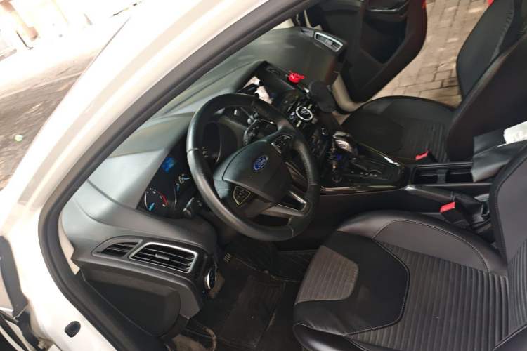 Used Ford Focus 2015 Hatchback EcoBoost 125 Automatic Supreme Style Edition Steering Wheel