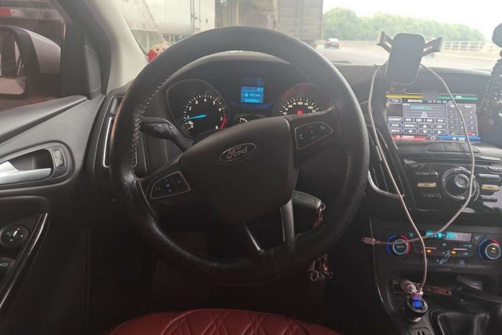 Used Ford Focus 2015 Sedan EcoBoost 125 Manual – Ultra-Style Edition Steering Wheel