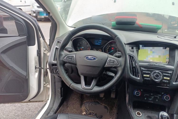 Used Ford Focus 2015 Hatchback EcoBoost 125 Manual – Ultra-Style Edition Steering Wheel