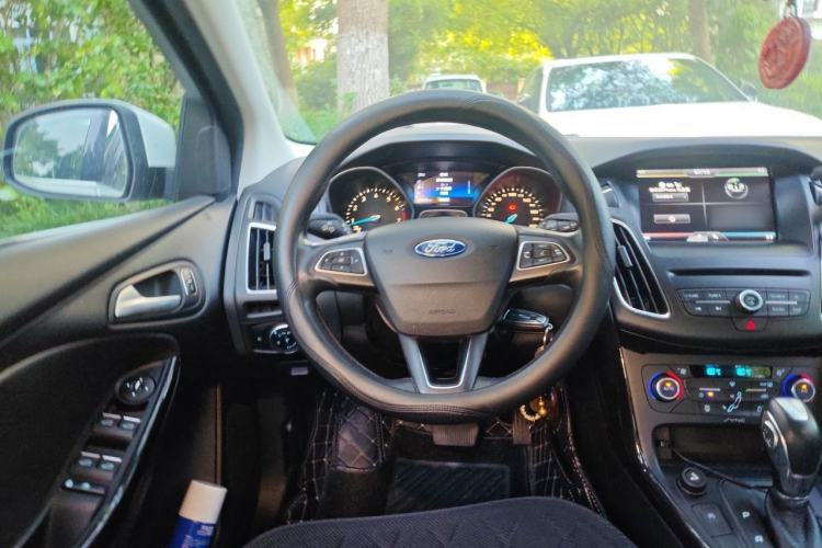 Used Ford Focus 2015 Hatchback EcoBoost 180 Automatic Elite Model Steering Wheel