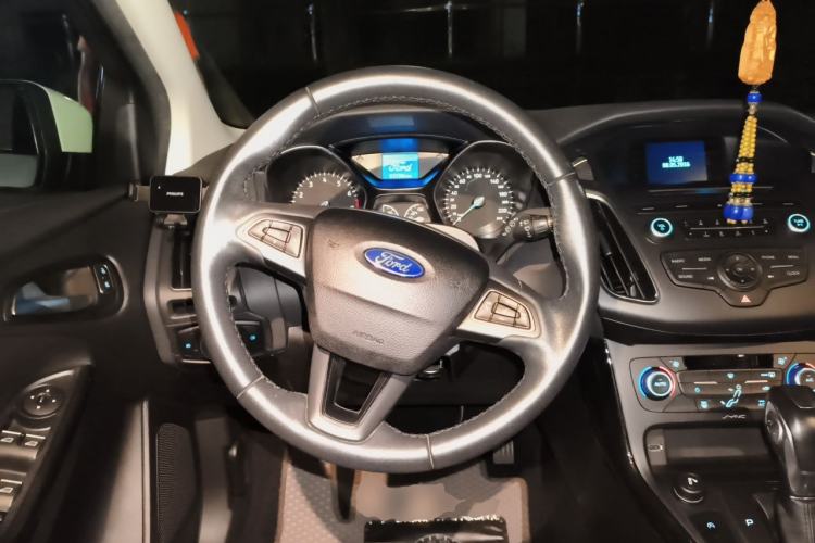 Used Ford Focus 2015 Hatchback EcoBoost 125 Automatic Supreme Style Edition Steering Wheel