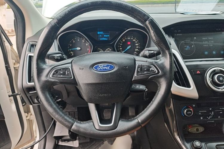 Used Ford Focus 2015 Hatchback EcoBoost 125 Automatic Supreme Style Edition Steering Wheel