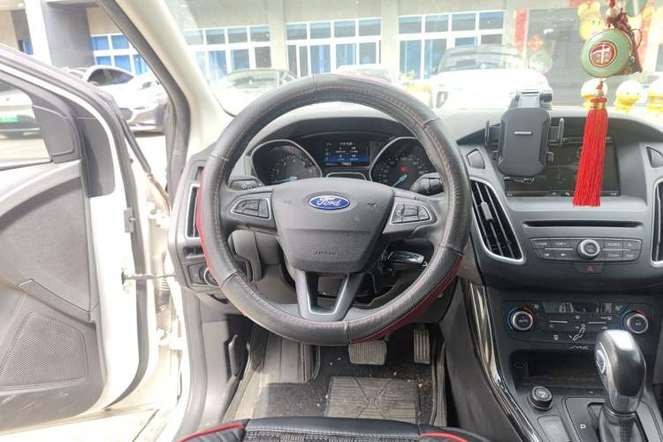 Used Ford Focus 2015 Sedan EcoBoost 180 Automatic Elite Model Steering Wheel