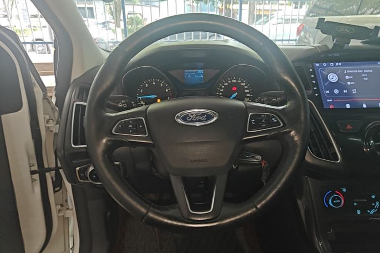 Used Ford Focus 2015 Hatchback EcoBoost 125 Manual – Ultra-Style Edition Steering Wheel