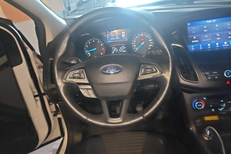 Used Ford Focus 2015 Sedan 1.6L Manual Fashion Edition Steering Wheel