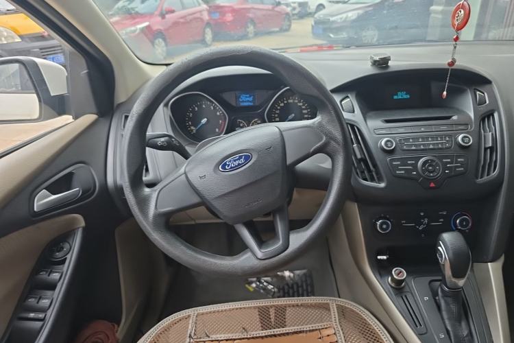 Used Ford Focus 2015 Sedan 1.6L Automatic Comfort Model Steering Wheel