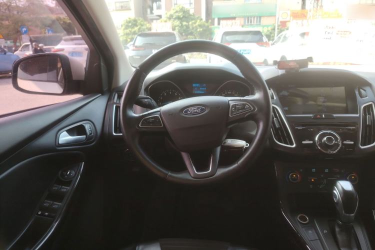 Used Ford Focus 2015 Hatchback EcoBoost 125 Automatic Supreme Style Edition Steering Wheel
