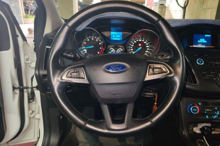 Used Ford Focus 2015 Sedan EcoBoost 125 Automatic Supreme Style Edition Steering Wheel