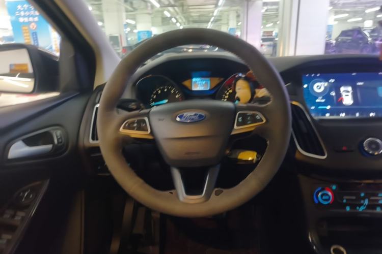 Used Ford Focus 2015 Hatchback EcoBoost 125 Automatic Supreme Style Edition Steering Wheel