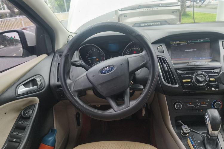 Used Ford Focus 2015 Sedan 1.6L Automatic Comfort Model Steering Wheel