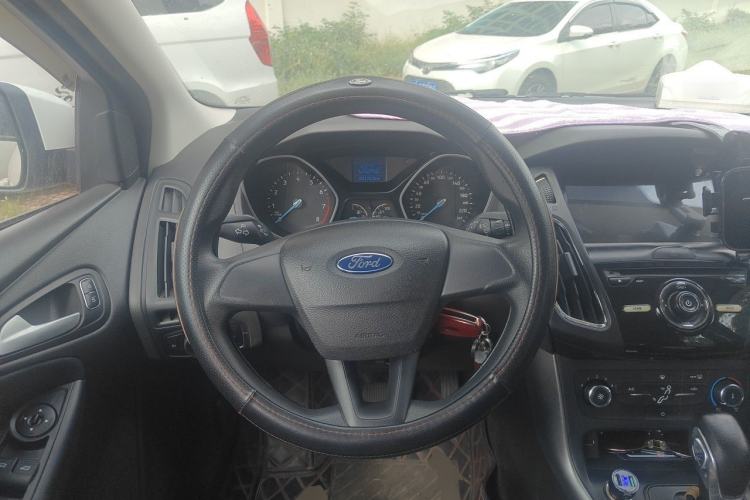 Used Ford Focus 2015 Hatchback 1.6L Automatic Comfort Model Steering Wheel