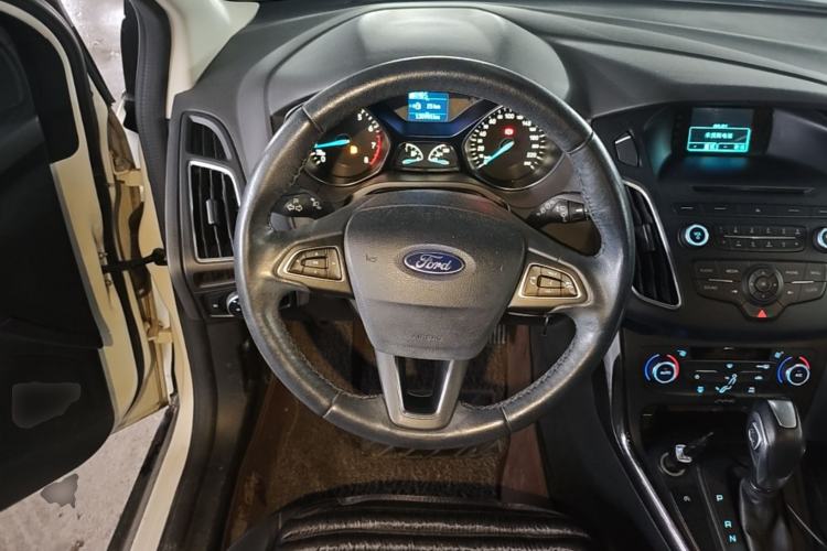 Used Ford Focus 2015 Hatchback EcoBoost 125 Automatic Supreme Style Edition Steering Wheel