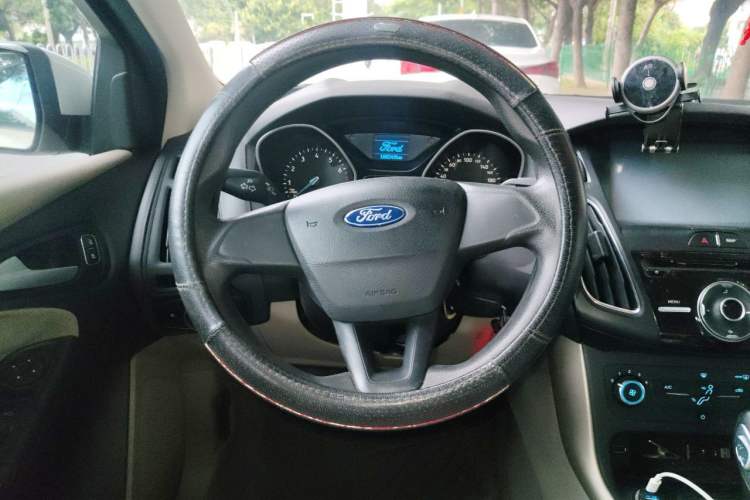Used Ford Focus 2015 Sedan 1.6L Automatic Comfort Model Steering Wheel