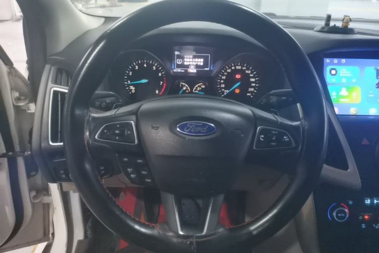 Used Ford Focus 2015 Sedan EcoBoost 180 Automatic Flagship Model Steering Wheel