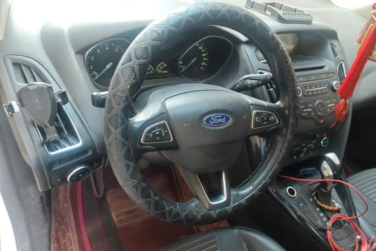 Used Ford Focus 2015 Hatchback EcoBoost 125 Automatic Supreme Style Edition Steering Wheel
