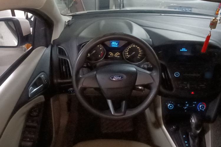 Used Ford Focus 2015 Sedan 1.6L Automatic Comfort Model Steering Wheel