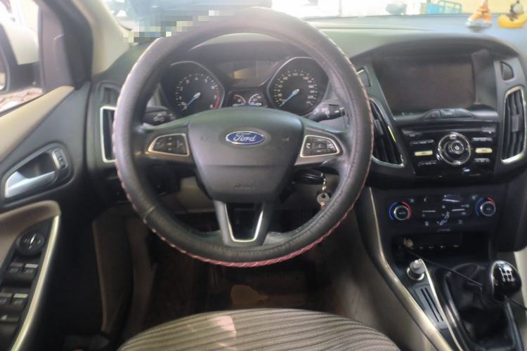 Used Ford Focus 2015 Sedan EcoBoost 125 Manual – Ultra-Style Edition Steering Wheel