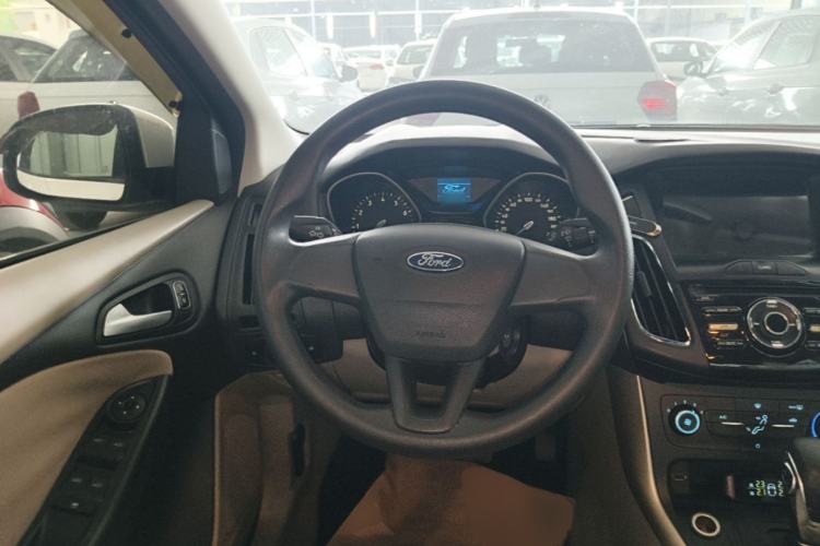 Used Ford Focus 2015 Sedan 1.6L Automatic Comfort Model Steering Wheel