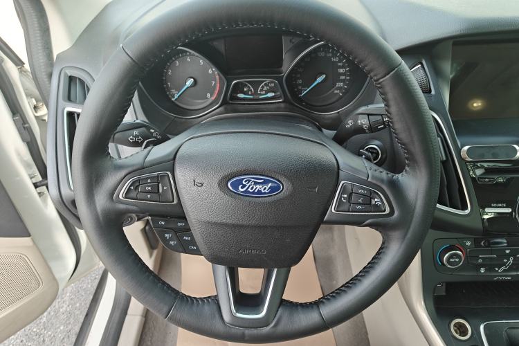 Used Ford Focus 2015 Sedan EcoBoost 180 Automatic Flagship Model Steering Wheel