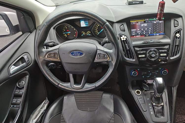 Used Ford Focus 2015 Hatchback EcoBoost 125 Automatic Supreme Style Edition Steering Wheel
