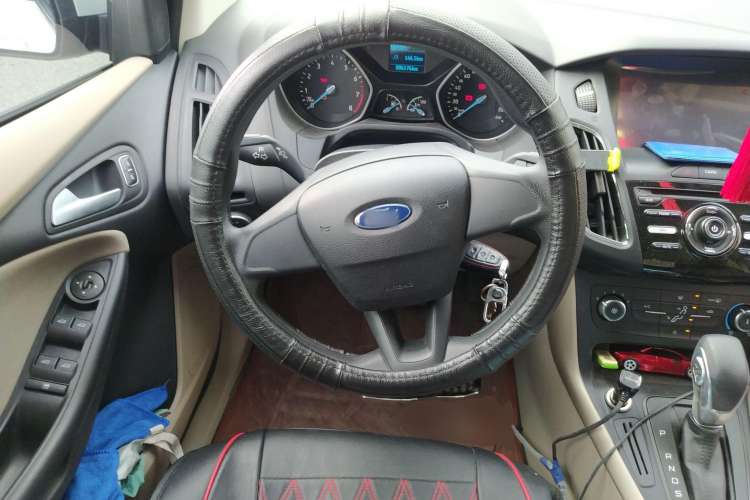 Used Ford Focus 2015 Sedan 1.6L Automatic Comfort Model Steering Wheel