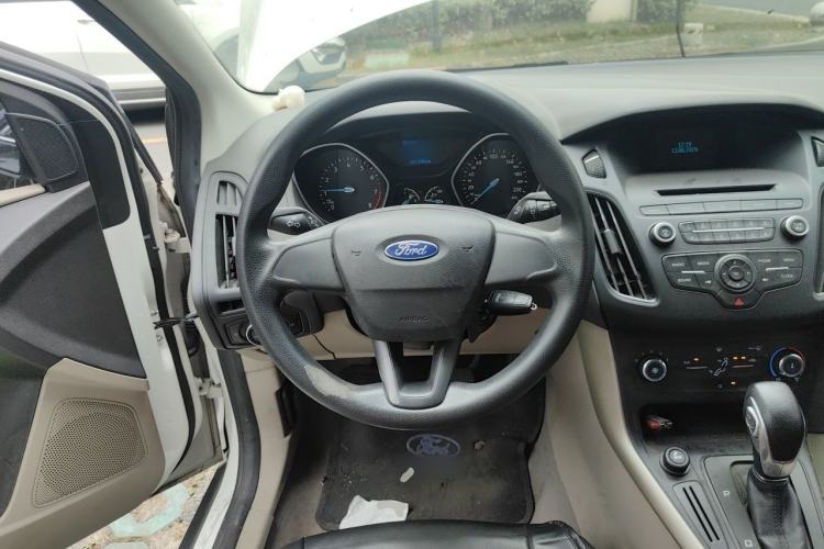 Used Ford Focus 2015 Sedan 1.6L Automatic Comfort Model Steering Wheel