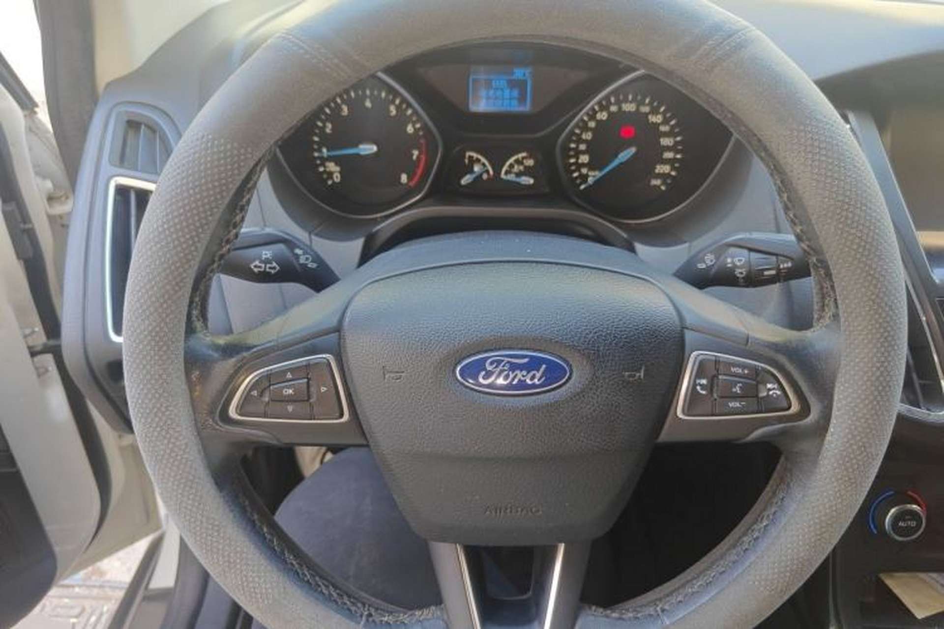 Used Ford Focus 2015 Sedan EcoBoost 125 Manual – Ultra-Style Edition Steering Wheel