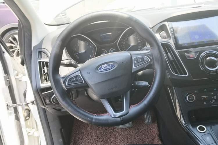 Used Ford Focus 2015 Sedan EcoBoost 125 Automatic Supreme Style Edition Steering Wheel