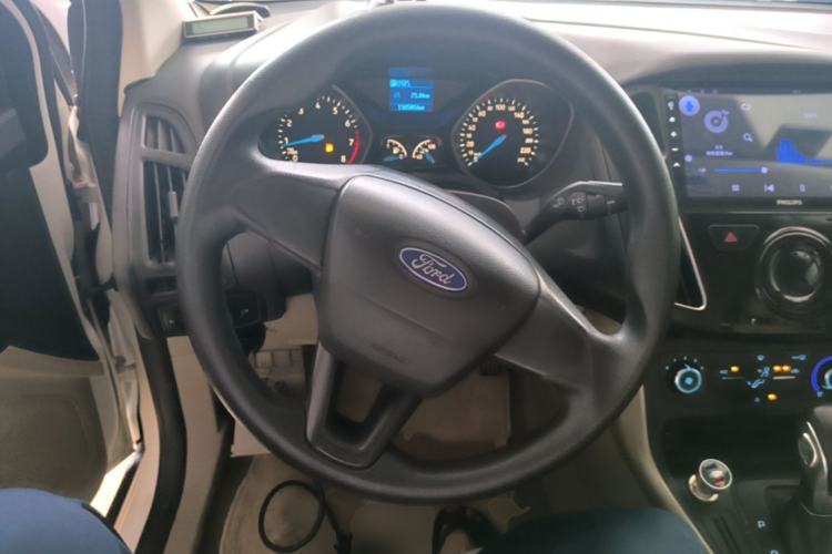Used Ford Focus 2015 Sedan 1.6L Automatic Comfort Model Steering Wheel