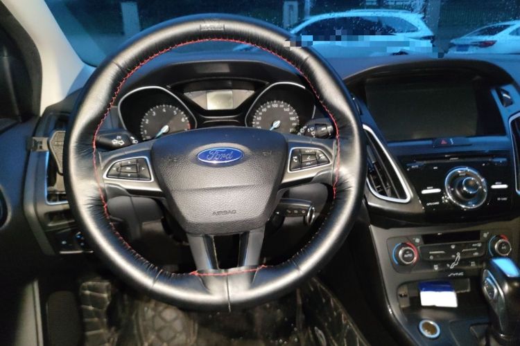 Used Ford Focus 2015 Hatchback EcoBoost 125 Automatic Supreme Style Edition Steering Wheel