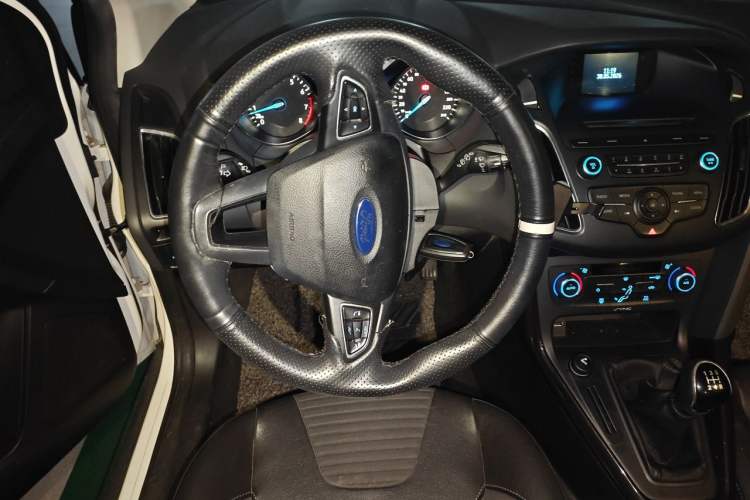 Used Ford Focus 2015 Hatchback EcoBoost 125 Manual – Ultra-Style Edition Steering Wheel