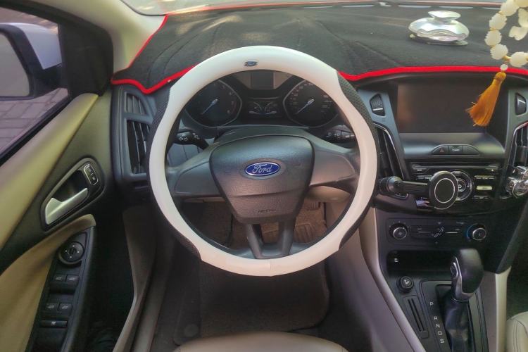 Used Ford Focus 2015 Sedan 1.6L Automatic Comfort Model Steering Wheel