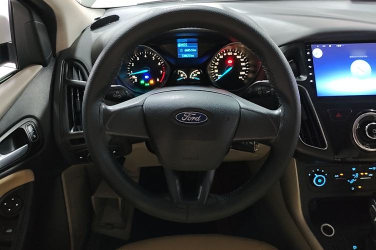 Used Ford Focus 2015 Sedan 1.6L Automatic Comfort Model Steering Wheel