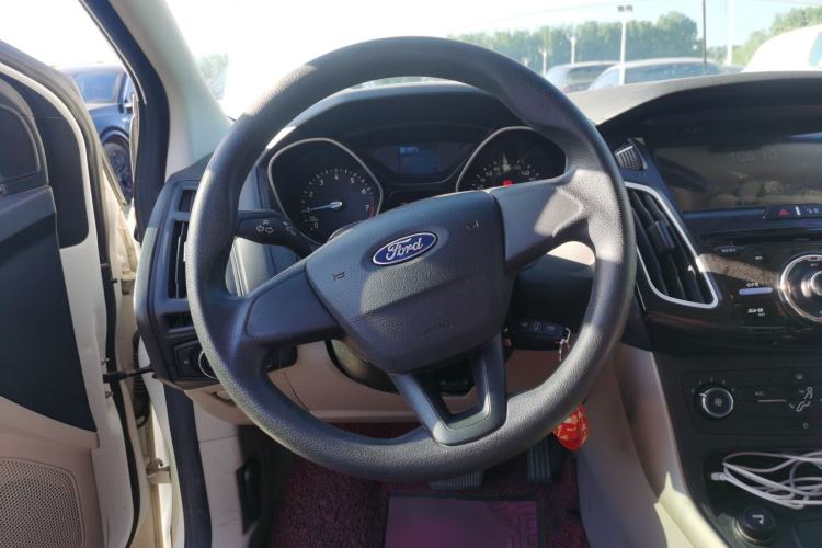 Used Ford Focus 2015 Sedan 1.6L Automatic Comfort Model Steering Wheel