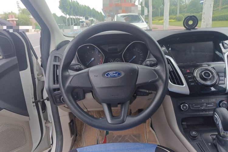 Used Ford Focus 2015 Sedan 1.6L Automatic Comfort Model Steering Wheel