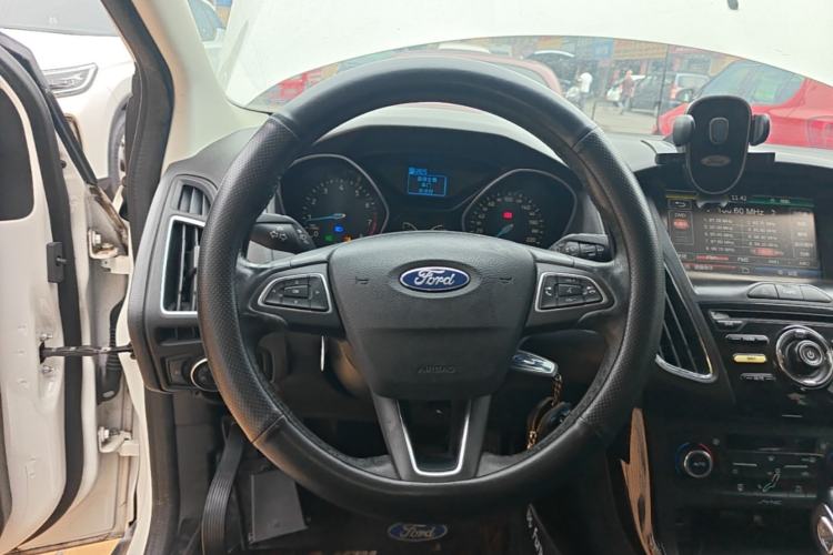 Used Ford Focus 2015 Hatchback EcoBoost 125 Automatic Supreme Style Edition Steering Wheel