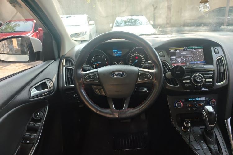Used Ford Focus 2015 Hatchback EcoBoost 125 Automatic Supreme Style Edition Steering Wheel