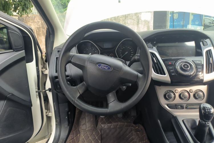 Used Ford Focus 2015 Sedan 1.6L Manual Comfort Model Steering Wheel