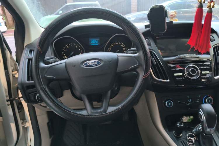 Used Ford Focus 2015 Sedan 1.6L Automatic Comfort Model Steering Wheel