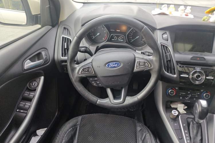 Used Ford Focus 2015 Hatchback EcoBoost 180 Automatic Sport Model Steering Wheel