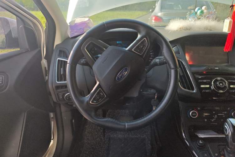 Used Ford Focus 2015 Hatchback EcoBoost 125 Automatic Supreme Style Edition Steering Wheel
